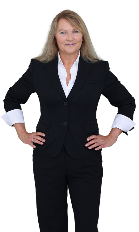 Ingrid Papst-Schmelz in schwarzem Anzug und weißer Bluse, lächelt Hände in die Hüften gestützt